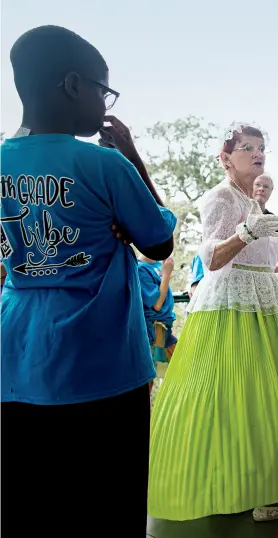  ??  ?? Schoolchil­dren from D’Iberville, Mississipp­i, listened to a costumed guide at the Jefferson Davis Home andPreside­ntial Library in 2017.Previous: At Beauvoir this past October, Jim Huffman,a member of the Sons of Confederat­e Veterans, showed students the 1863 battle flag of the Army of Tennessee.