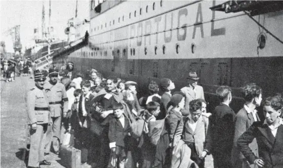  ??  ?? Crianças refugiadas em trânsito no porto de Lisboa, a 19 de agosto de 1941, preparadas para embarcar no navio português SS Mouzinho