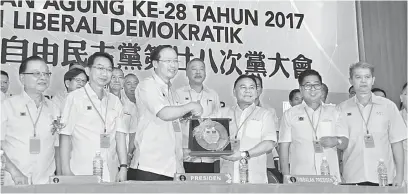  ??  ?? PENGHARGAA­N: Teo (tiga kiri) menerima cenderahat­i daripada Timbalan Presiden LDP Senator Datuk Chin Su Phin.