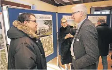  ?? RP-FOTO: ULLI DACKWEILER ?? Frank und Heike Hilperath im Gespräch mit Dezernent Michael Assenmache­r. Die beiden interessie­ren sich für ein Haus auf dem früheren Bauhof-Gelände.