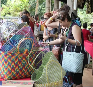  ??  ?? Tourists take a closer look at woven baskets in this file photo talen during the previous edition of RWCB.