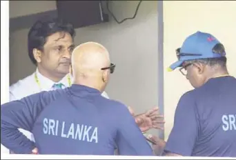  ??  ?? Sri Lanka team management in discussion­s with ICC match referee Javagal Srinath (left) during the controvers­y yesterday morning. (Photo courtesy ICC Media)