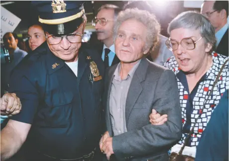  ?? JEROME DELAY / AFP via Gett y Imag es files ?? Soviet dissident Yuri Fyodorovic­h Orlov at New York airport upon arrival from Moscow on Oct. 5, 1986,
to begin his exile in the United States. He died on Sunday at age 96.