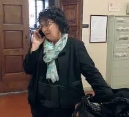  ??  ?? Al telefono L’assessore all’istruzione di Prato Maria Grazia Ciambellot­ti mentre parla al telefono con i familiari di uno dei bimbi rimasti fuori da scuola