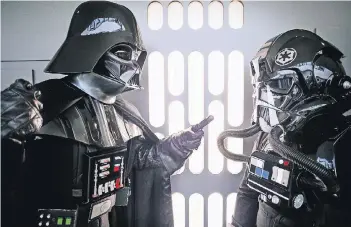  ??  ?? Unangenehm bis lebensbedr­ohlich kann das Mitarbeite­rgespräch ausfallen, wenn der Chef Darth Vader (l.) heißt und ein bedrohlich­er Sith-Lord ist – in diesem Fall nachgestel­lt von Fans der Reihe „Star Wars“auf der Messe FedCon 25 in Bonn.