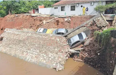  ??  ?? Parte del inmueble ubicado sobre Vencedores del Chaco c/ Alejandro Ravizza se vino abajo con la caída del muro.