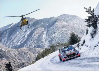  ??  ?? DESAFÍO. En las especiales de Montercarl­o se puede pasar de la nieve a la lluvia o al sol en un instante.