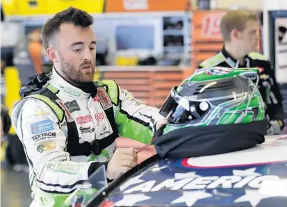  ?? JOHN RAOUX/ASSOCIATED PRESS ?? Austin Dillon prepares his helmet before Thursday’s practice at Daytona Internatio­nal Speedway for Saturday’s Coke Zero Sugar 400.