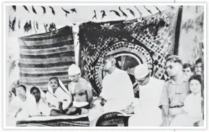  ?? NATIONAL GANDHI MUSEUM ?? Gandhi with Sardar Vallabhbha­i Patel during the Bardoli satyagraha of 1928.