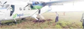  ??  ?? The Twin O er plane stuck at the grassy verge off the runway.