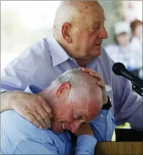  ?? THE ASSOCIATED PRESS ?? This photo taken shows trainer Jack Van Berg, top, kidding around with jockey Chris McCarron in Lexington, Ky. Van Berg, a Hall of Fame trainer who oversaw Alysheba to victories in the 1987Kentuc­ky Derby and Preakness, has died.