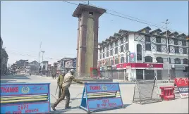  ?? WASEEM ANDRABI /HT ?? Policemen stand guard at the Lal Chowk; (below) people offering prayers at a mosque on the second day of restrictio­ns in Srinagar on Friday.