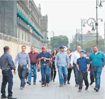  ?? /MAURICIO-HUIZAR ?? Tras la masacre de la familia LeBarón, AMLO se comprometi­ó a entregar varias obras. En la imagen, Julián LeBarón en Palacio Nacional en 2019