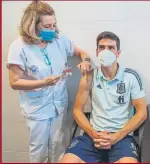  ?? FOTO: EFE ?? Gerard Moreno recibiendo la vacuna