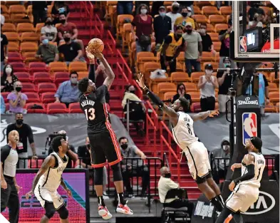  ?? FOTO: AFP ?? Adebayo (13) se levantó para meter el enceste de la diferencia en la American Airlines Arena. /