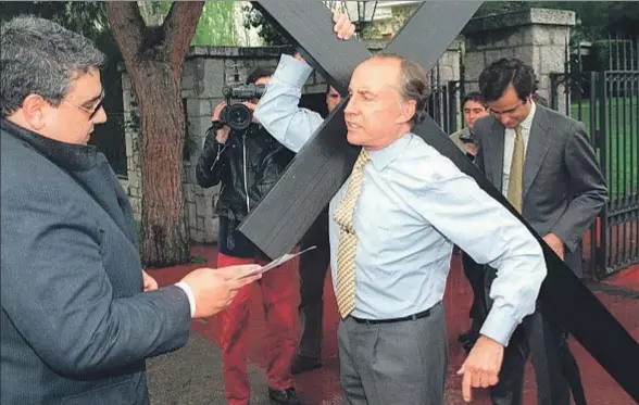  ?? BARRIOPEDR­O / EFE / ARCHIVO ?? En 1996, un agente de la Policía le entregó una orden de detención en la puerta de su casa de Madrid