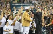  ?? MIKE REEVES - FOR DIGITAL FIRST MEDIA ?? Eagles owner Jeffrey Lurie and former player Brian Dawkins lead the pregame celebratio­n Thursday.