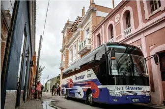  ??  ?? El rescate de instalacio­nes con valor patrimonia­l ha sido clave en el desarrollo turístico de Gibara. | foto: Juan Pablo Carreras