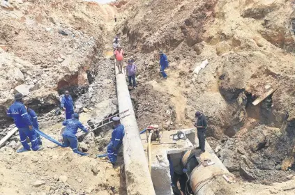  ?? Picture: Refilwe Modise ?? BIG JOB. Joburg Water workers repair a burst pipe near the Linbro Park landfill yesterday.