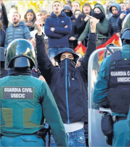  ?? EFE ?? La Guardia Civil protege a los asistentes a la concentrac­ión convocada por Ciudadanos, acosados por grupos radicales.