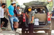  ?? AHMAD KHUSAINI/JAWA POS ?? CARI PENUMPANG: Para sopir mobil pribadi yang diubah jadi omprengan menyasar mereka yang hendak mudik ke Madura.