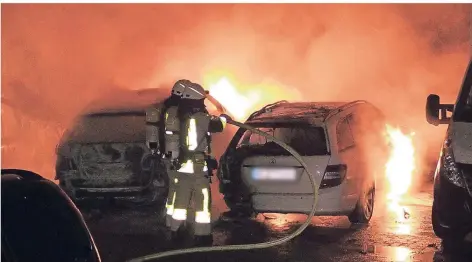  ?? FOTO: SCHÜLLER ?? Auf dem Parkplatz an der Tegeler Straße 17 brannten drei Pkw; ein weiterer und ein Lkw wurden beschädigt.