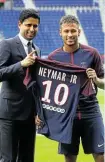  ??  ?? Präsident Nasser Al-Khelaifi (l.) präsentier­t voller Stolz Neymar.