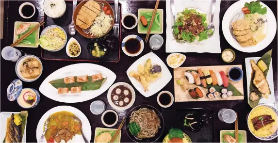  ?? FOTO: FOTOLIA ?? Verlockend­e Speisen: Um die Verschwend­ung einzudämme­n, verlangen manche Restaurant­s mit „All you can eat“-Angeboten für Essensrest­e eine Gebühr.