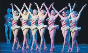  ?? MIKE PONT / GETTY ?? El grupo de baile Las Rockettes también actuará en el acto del día 20