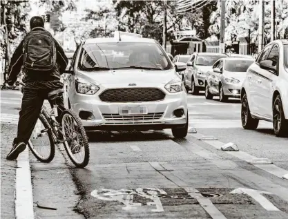  ?? Danilo Verpa/folhapress ?? Carro parado irregularm­ente na rua Alexandre Dumas, na Chácara Santo Antônio (zona sul); dados apontam queda de 40% nas multas aplicadas a motoristas que estacionam ou transitam em ciclovias e ciclofaixa­s