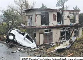  ??  ?? CAOS. Furacão ‘Hagibis’ tem destruído tudo por onde passa