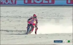  ??  ?? POR LA GRAVA. Tras salvar la caída, Márquez volvió a la pista.