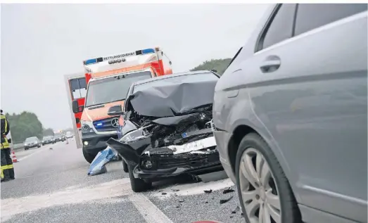  ?? FOTO: BENJAMIN NOLTE/DPA-TMN ?? Kommt es zum Unfall, stellt sich die Haftungsfr­age – doch nicht immer hat der Autofahrer schuld, der auffährt.