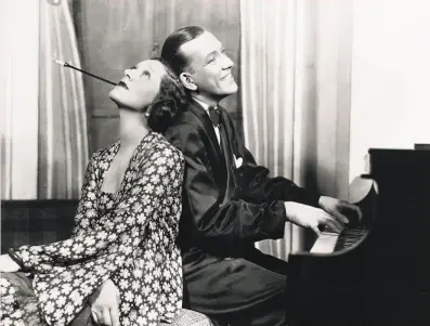  ?? Bettmann Archive 1931 ?? Gertrude Lawrence and Noël Coward ham it up at the piano in a scene from the play “Private Lives,” which was remade a year later as a movie by MGM.