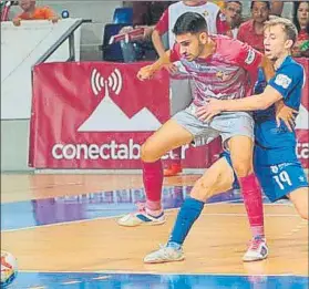  ??  ?? Santi Valladares (Santiago Futsal) y Quintela (Palma Futsal) disputan un balón