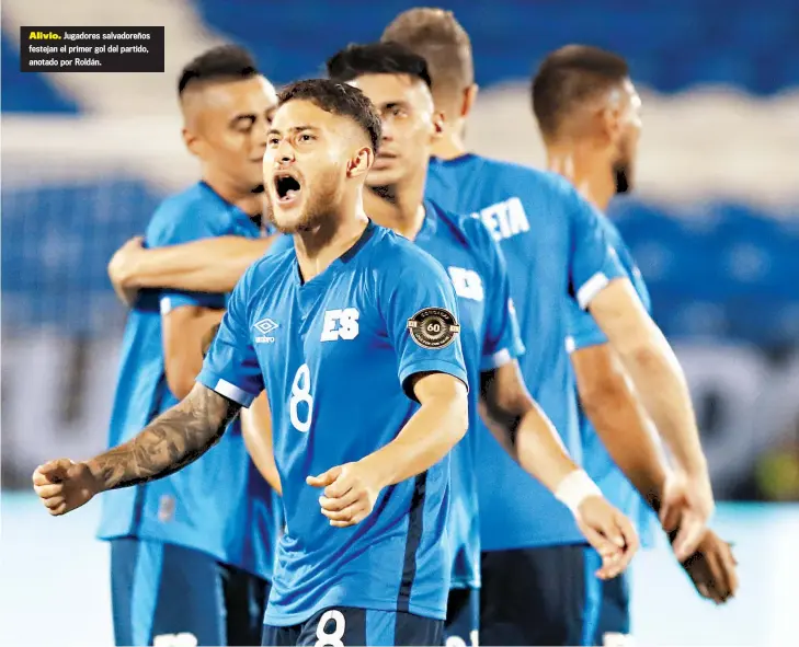  ??  ?? Alivio. Jugadores salvadoreñ­os festejan el primer gol del partido, anotado por Roldán.