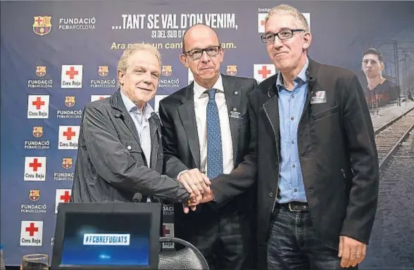  ?? Â© GERMAN PARGA / FC BARCELONA ?? Josep Quitet (izquierda) y Enric Morist, de Creu Roja Catalunya, con el vicepresid­ente blaugrana Jordi Cardoner (centro)