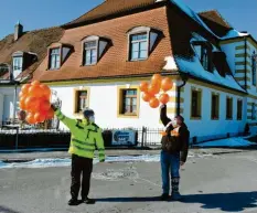  ?? Foto: pm ?? Vor der Bertoldshe­imer Schlosswir­tschaft, wo sonst der Faschingsu­mzug endet, lie‰ ßen Andreas Müller (links) und Chris Diederichs ihre Luftballon­s steigen.