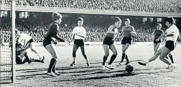  ?? AGRUPACIÓ BARÇA JUGADORS ?? Uno de los primeros partidos disputados por el equipo femenino del Barça en el Camp Nou, en una fecha indetermin­ada de los años setenta