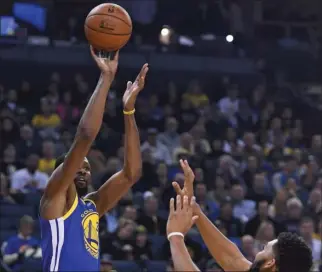  ?? Bay Area News Group/ TNS ?? Golden State Warriors’ Kevin Durant shoots over Minnesota Timberwolv­es’ Karl-anthony Towns during the first quarter of their NBA game at the Oracle Arena in Oakland on Monday.