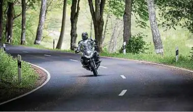  ?? Foto: Pierre Matgé ?? Die kurvenreic­he Strecke ist auch bei Motorradfa­hrern sehr beliebt. Eine spezielle Fahrbahnma­rkierung hilft ihnen, die Kurven besser zu berechnen.