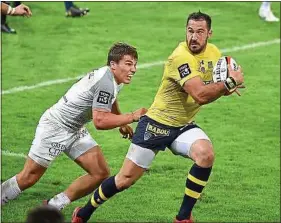  ??  ?? Antoine Dupont (à gauche) a inscrit deux essais contre Clermont, dimanche.