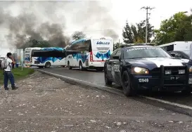  ?? APOLONIA AMAYO ?? Los vecinos también quemaron llantas.