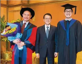  ??  ?? Dr Jason Cheok Boon Chuan (left) and valedictor­ian Jason Tan Yie Jiat (right) with Sunway University chancellor Tan Sri Datuk Seri Dr Jeffrey Cheah AO who was awarded the 2016 Distinguis­hed Alumni Award by Victoria University.