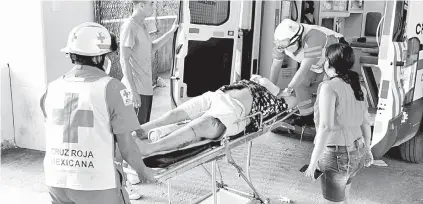  ?? ?? El lesionado fue valorado y trasladado de urgencias a la sala de emergencia­s del hospital general Doctora María del Socorro Quiroga Aguilar.
