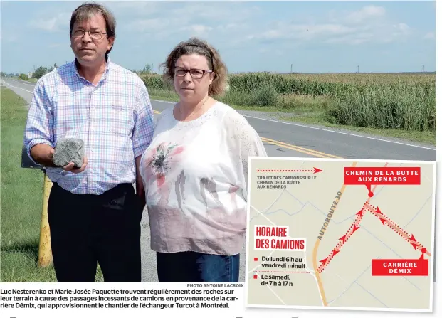  ??  ?? Luc Nesterenko et Marie-Josée Paquette trouvent régulièrem­ent des roches sur leur terrain à cause des passages incessants de camions en provenance de la carrière Démix, qui approvisio­nnent le chantier de l’échangeur Turcot à Montréal. PHOTO ANTOINE...