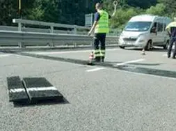  ??  ?? Lavori in corso Il giunto che ieri ha ceduto sul ponte tra Lavis e Mezzolomba­rdo