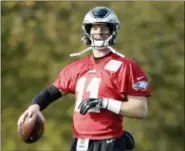  ?? MATT DUNHAM — THE ASSOCIATED PRESS ?? Eagles’ quarterbac­k Carson Wentz practices at the London Irish rugby team training ground in south west London on Friday. The Eagles’ face the Jaguars in London today.