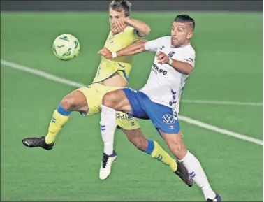  ??  ?? Derbi disputado e intenso el jugado en el Heliodoro, pero que no saca de pobres a Tenerife y Las Palmas.