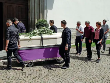  ?? (Foto Klotz/Rensi) ?? Commozione Sotto, da sinistra, la foto di Irina Senn collocata nei pressi dell’altare. A destra, l’arrivo in chiesa del corteo funebre. Dietro la bara, i due genitori della ragazza